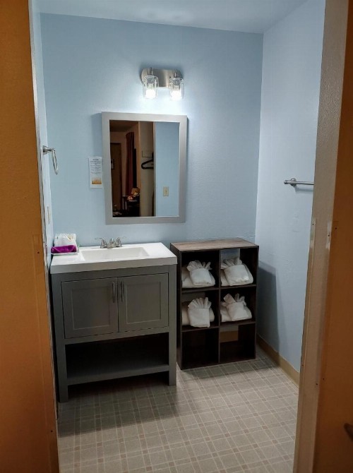 Hillcrest Inn - image 20