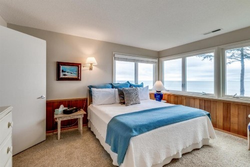 Spectacular Seaside Surf-View Home - image 3