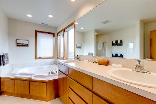 Frannie's Beachfront - image 7