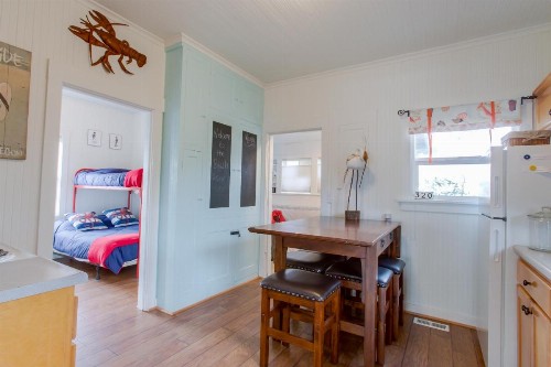 Seaside Cottage - image 9