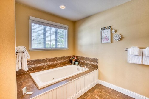 Modern Upscale Seaside Beach House - image 12