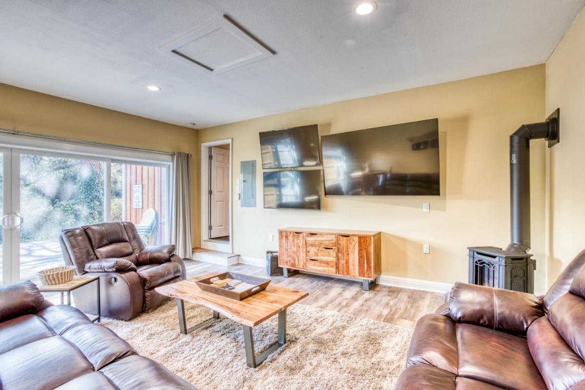 Modern Upscale Seaside Beach House - image 6