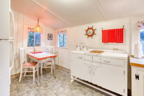 Seaside Classic Cozy Bungalow - image 10