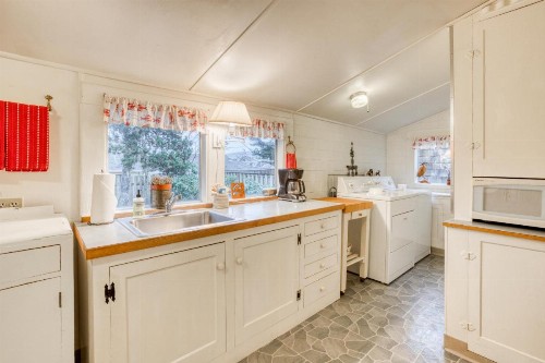 Seaside Classic Cozy Bungalow - image 11