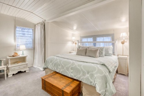 Seaside Classic Cozy Bungalow - image 5