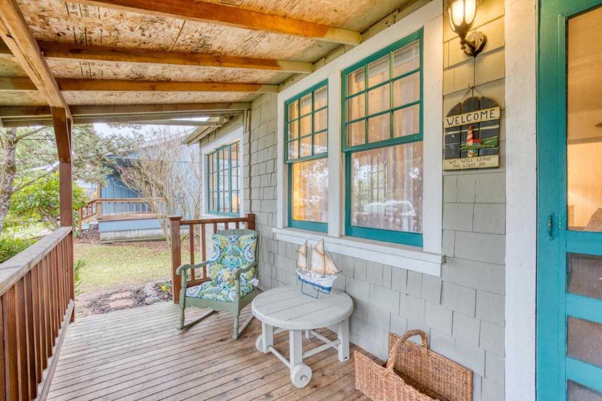 Seaside Classic Cozy Bungalow - image 6
