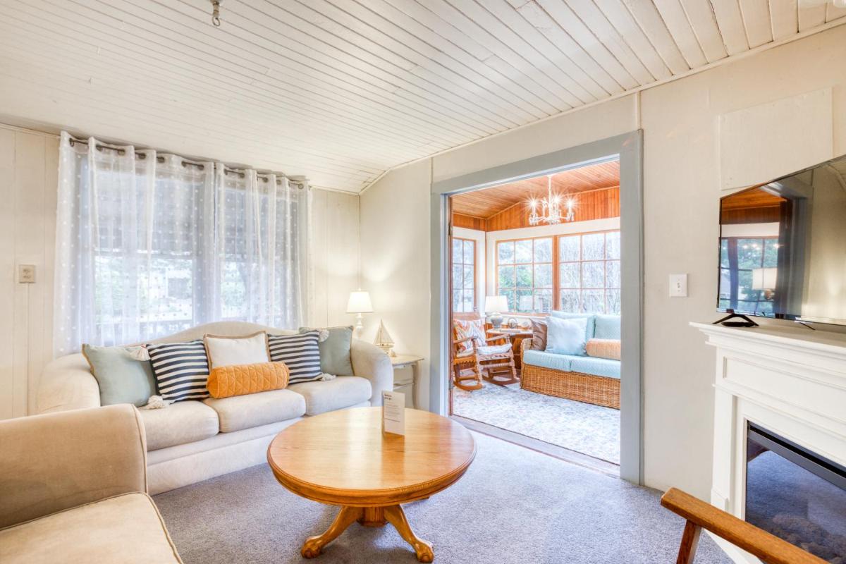 Seaside Classic Cozy Bungalow - image 7