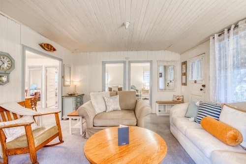 Seaside Classic Cozy Bungalow - image 9