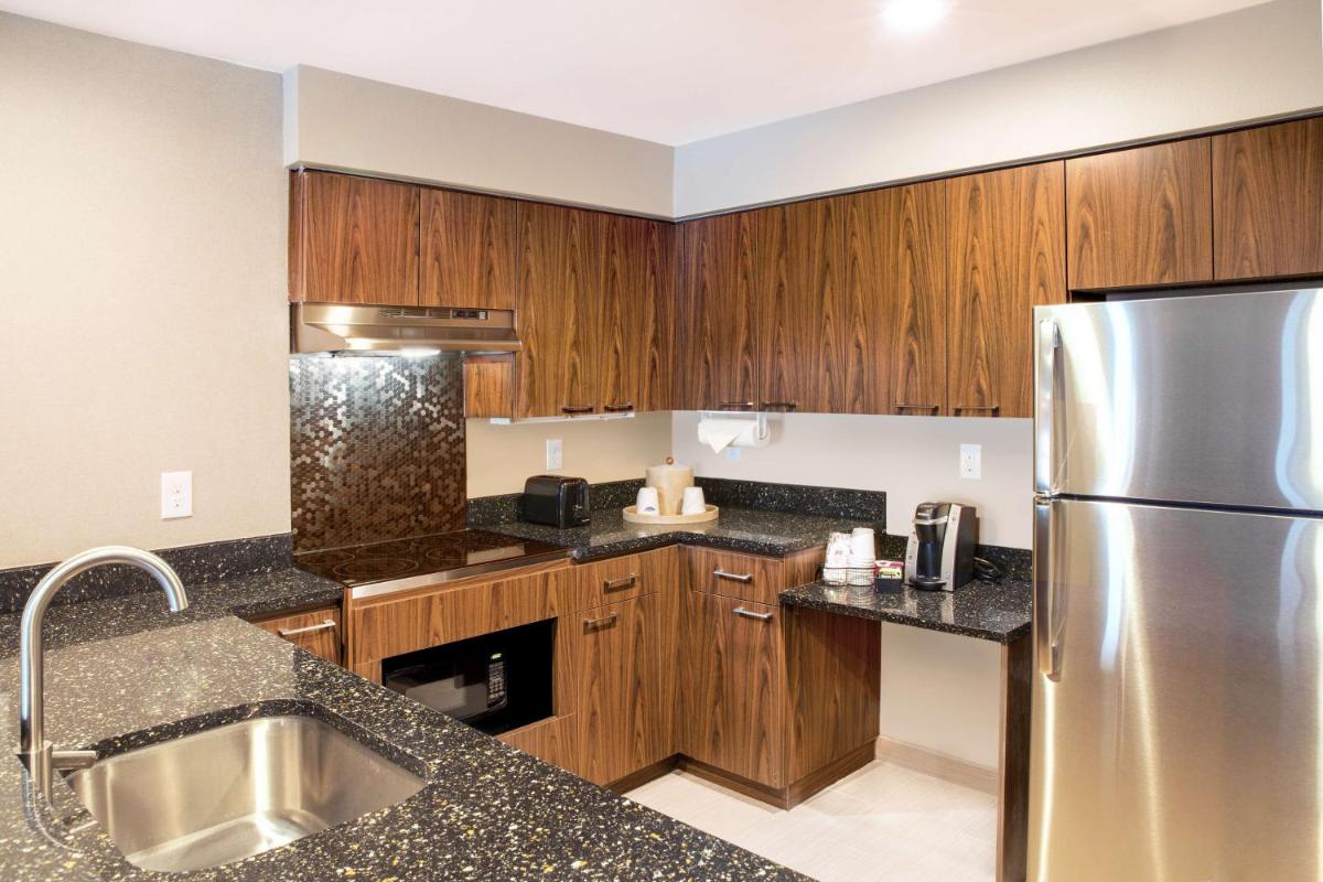 Hampton Inn & Suites Seattle-Downtown - image 2