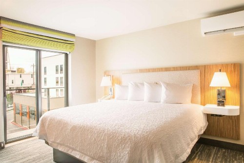 Hampton Inn & Suites Seattle-Downtown - image 3