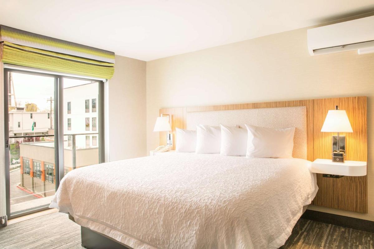 Hampton Inn & Suites Seattle-Downtown - image 3