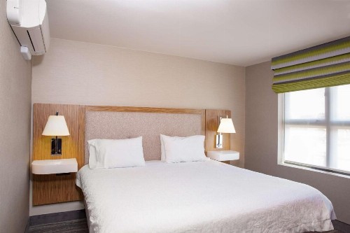 Hampton Inn & Suites Seattle-Downtown - image 7