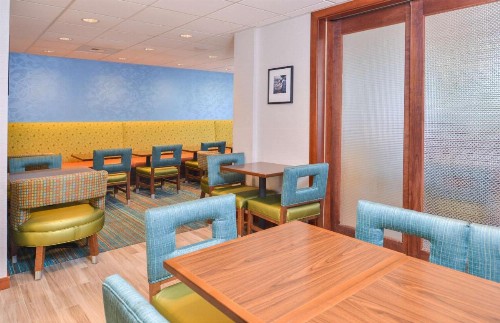 Hampton Inn Seattle Airport - image 10