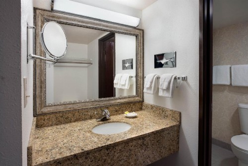 Executive Inn by the Space Needle - image 5