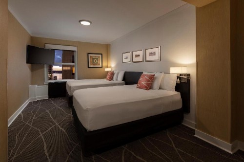 Executive Hotel Pacific - image 10