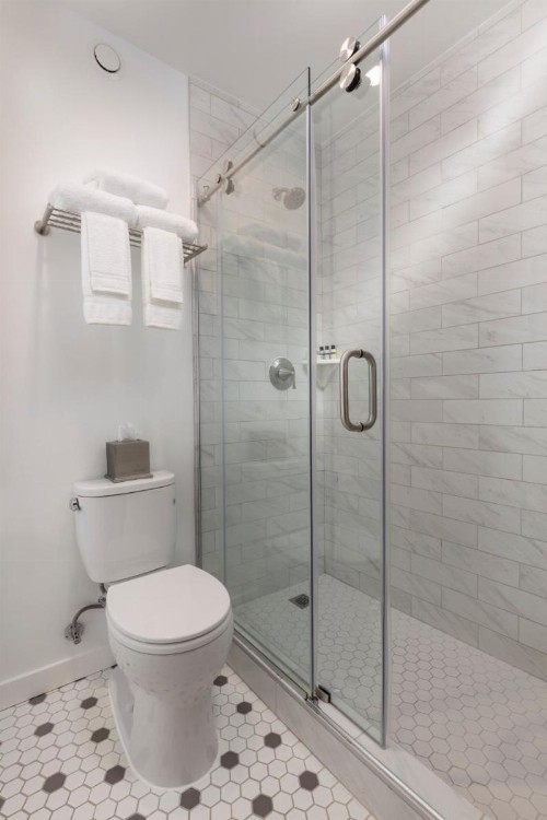 Executive Hotel Pacific - image 12