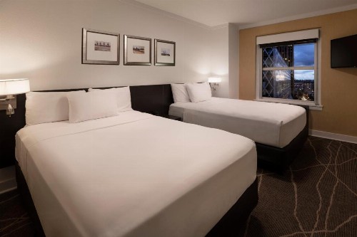 Executive Hotel Pacific - image 17