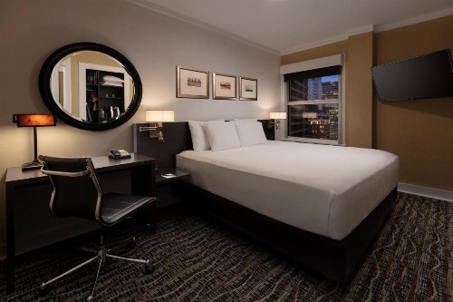 Executive Hotel Pacific - image 7