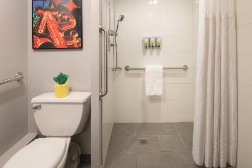 Staypineapple Hotel FIVE Downtown Seattle - image 11