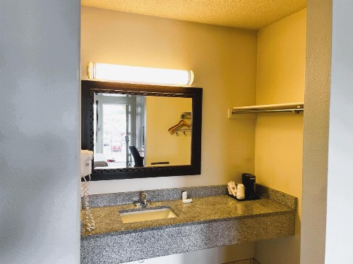 Skyway Inn - Seatac - image 16