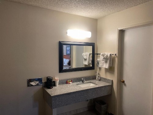 Skyway Inn - Seatac - image 34