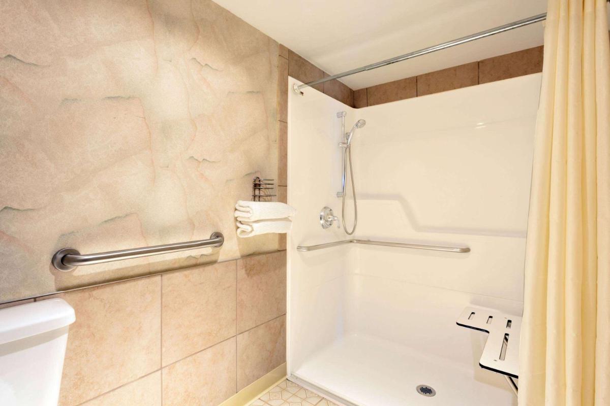 Days Inn by Wyndham Seatac Airport - image 4