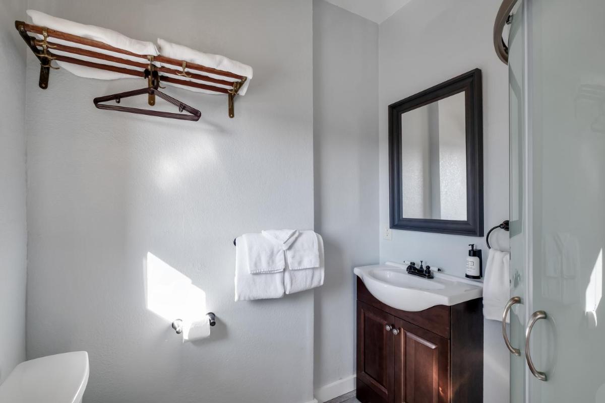 College Inn Hotel - image 5