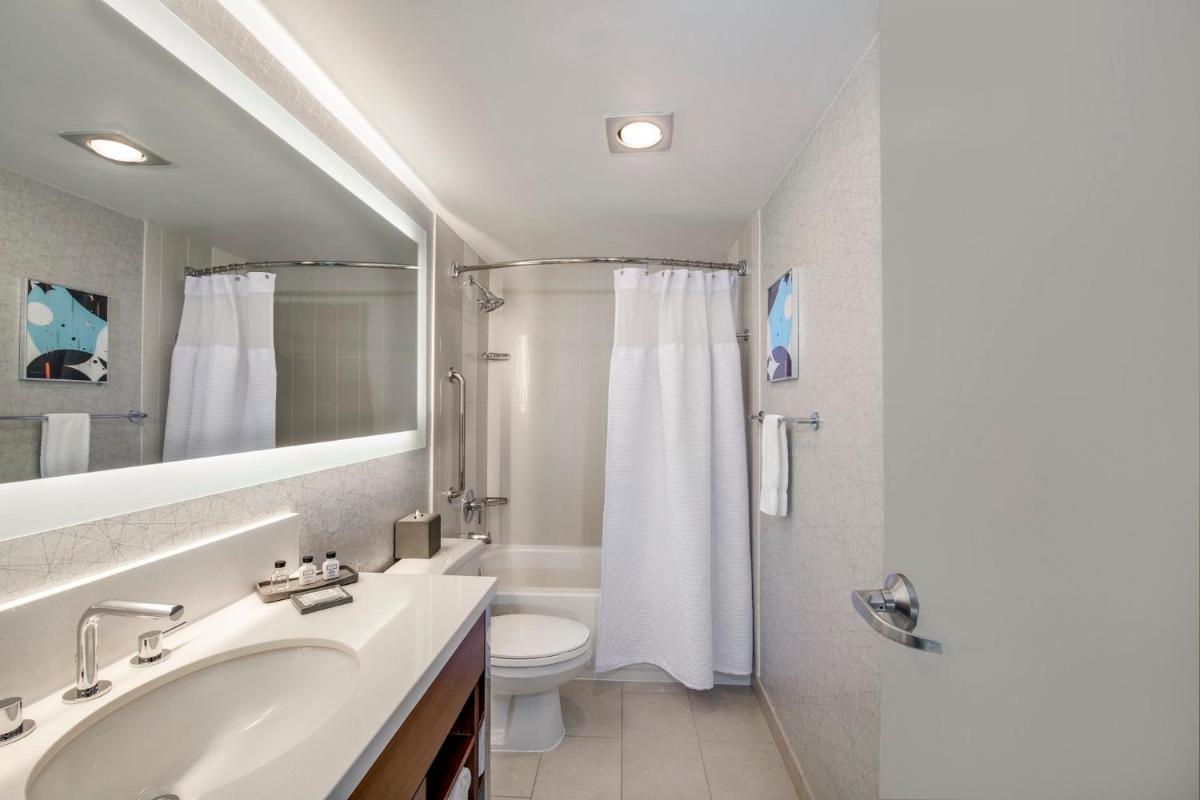 Crowne Plaza Seattle an IHG Hotel - image 3