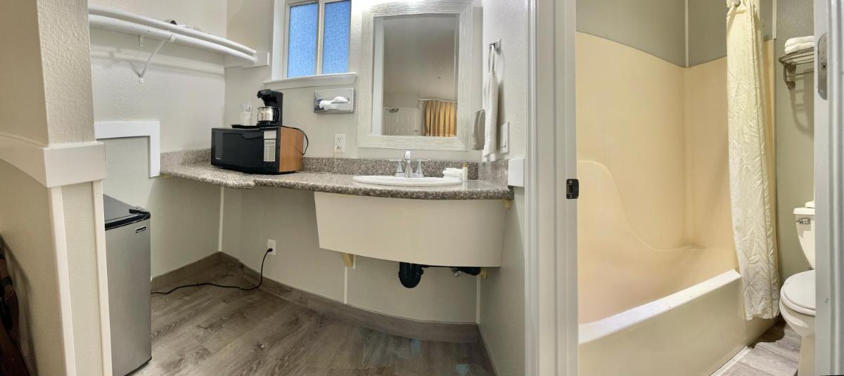 Americas Best Value Inn-Shoreline - image 4