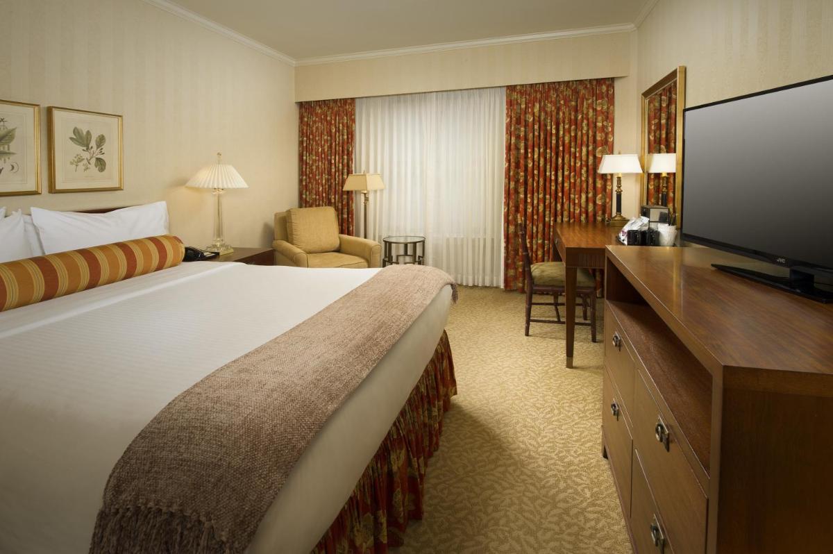Mayflower Park Hotel - image 2