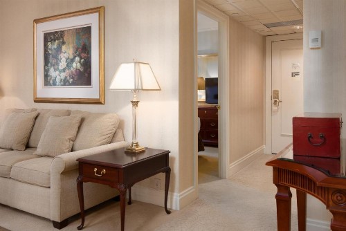 Mayflower Park Hotel - image 20