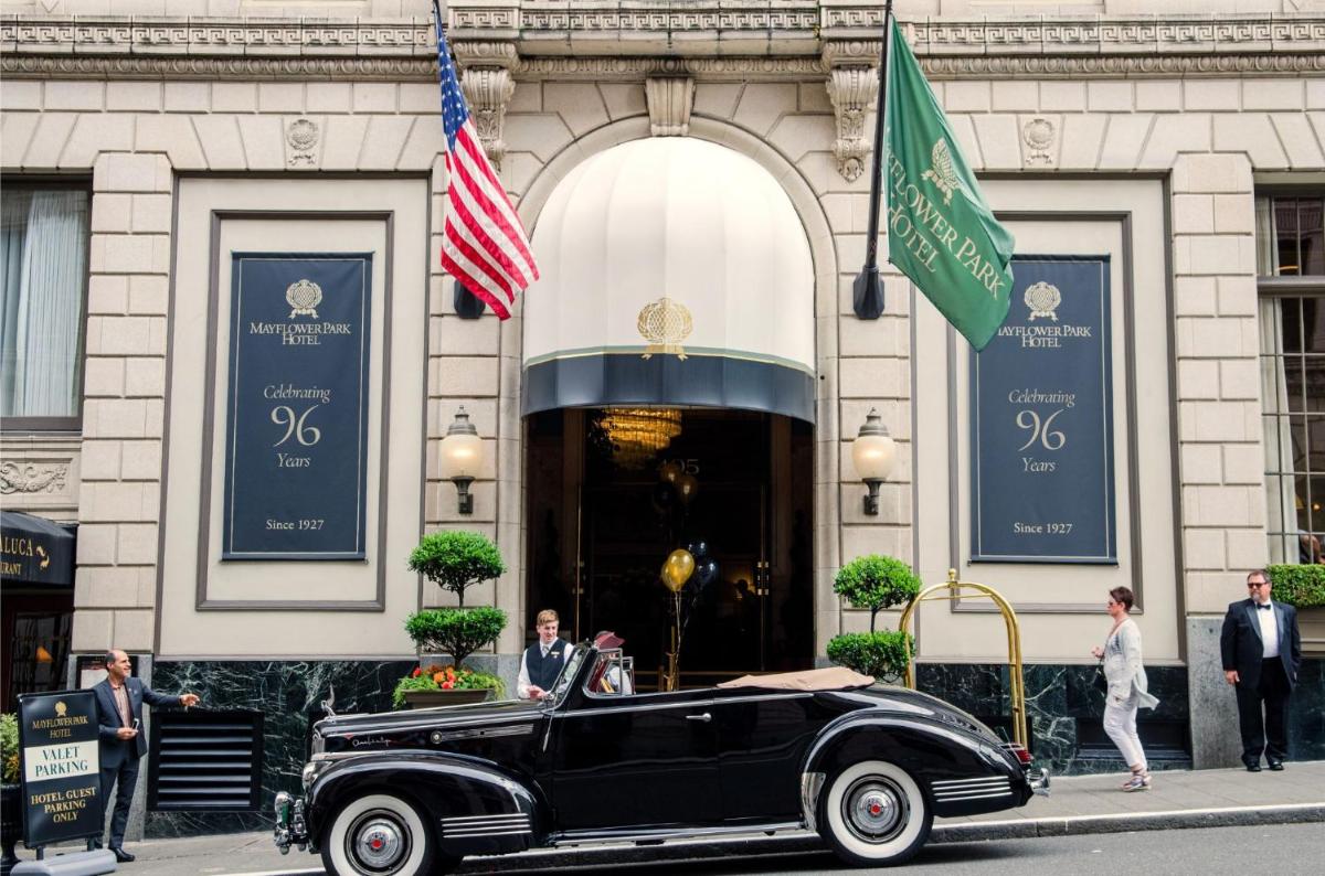 Mayflower Park Hotel - image 6