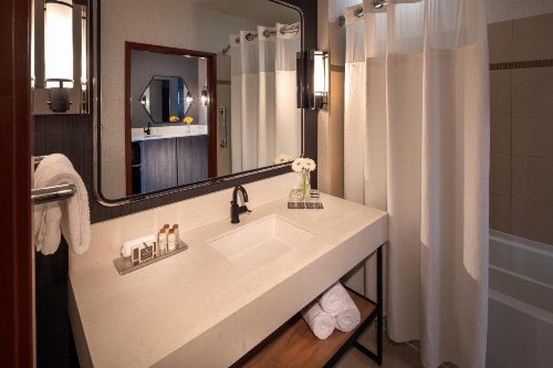 Silver Cloud Hotel - Seattle Stadium - image 42