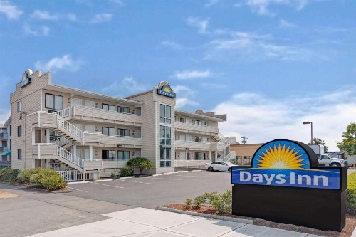 Days Inn by Wyndham Seattle North of Downtown - image 2