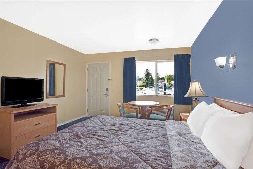 Days Inn by Wyndham Seattle North of Downtown - image 5