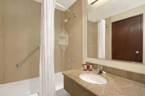 Ramada by Wyndham Tukwila Southcenter - image 18