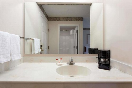Ramada by Wyndham SeaTac Airport North - image 9