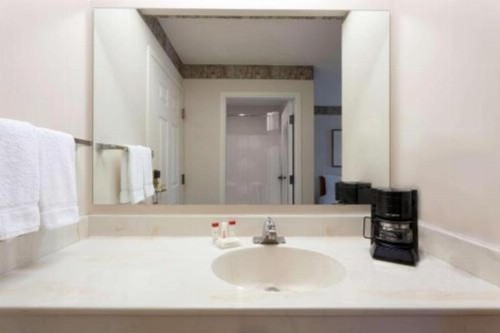 Ramada by Wyndham SeaTac Airport North - image 12