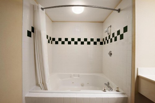 Ramada by Wyndham SeaTac Airport - image 24