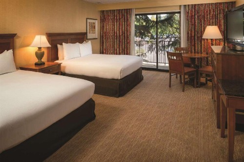 DoubleTree by Hilton Seattle Airport - image 25