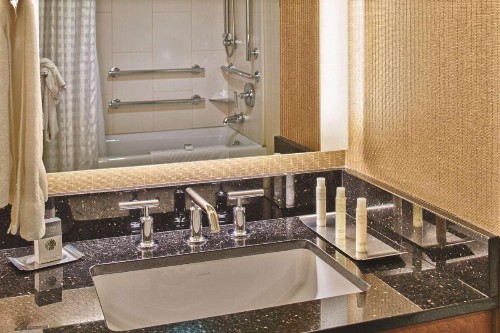 DoubleTree by Hilton Seattle Airport - image 36