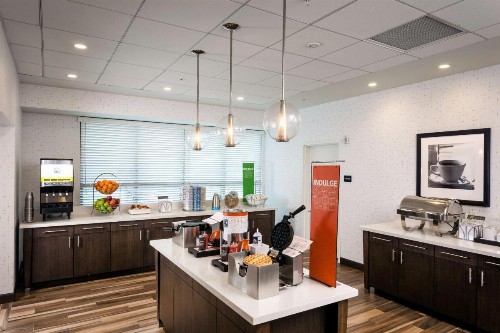 Hampton Inn & Suites by Hilton Seattle/Northgate - image 10
