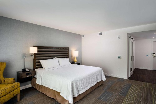 Hampton Inn & Suites by Hilton Seattle/Northgate - image 18