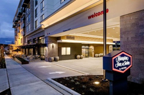 Hampton Inn & Suites by Hilton Seattle/Northgate - image 2