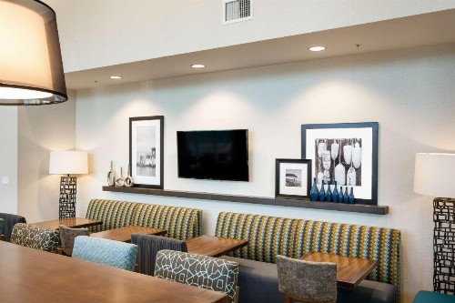 Hampton Inn & Suites by Hilton Seattle/Northgate - image 7