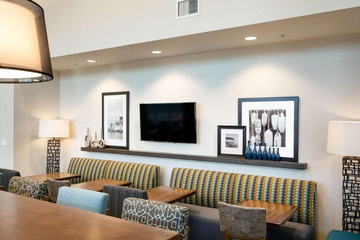 Hampton Inn & Suites by Hilton Seattle/Northgate - image 7