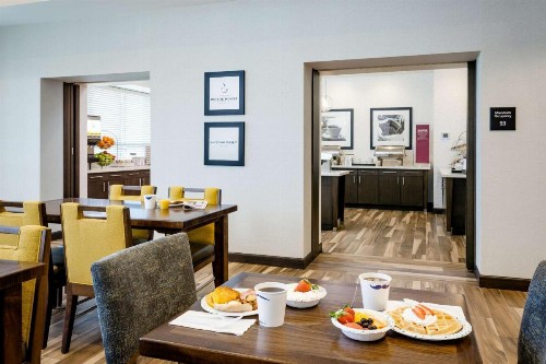 Hampton Inn & Suites by Hilton Seattle/Northgate - image 9