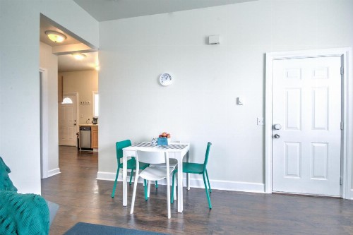 Beautiful 2 BR Apartment Walking Distance From Downtown - image 7