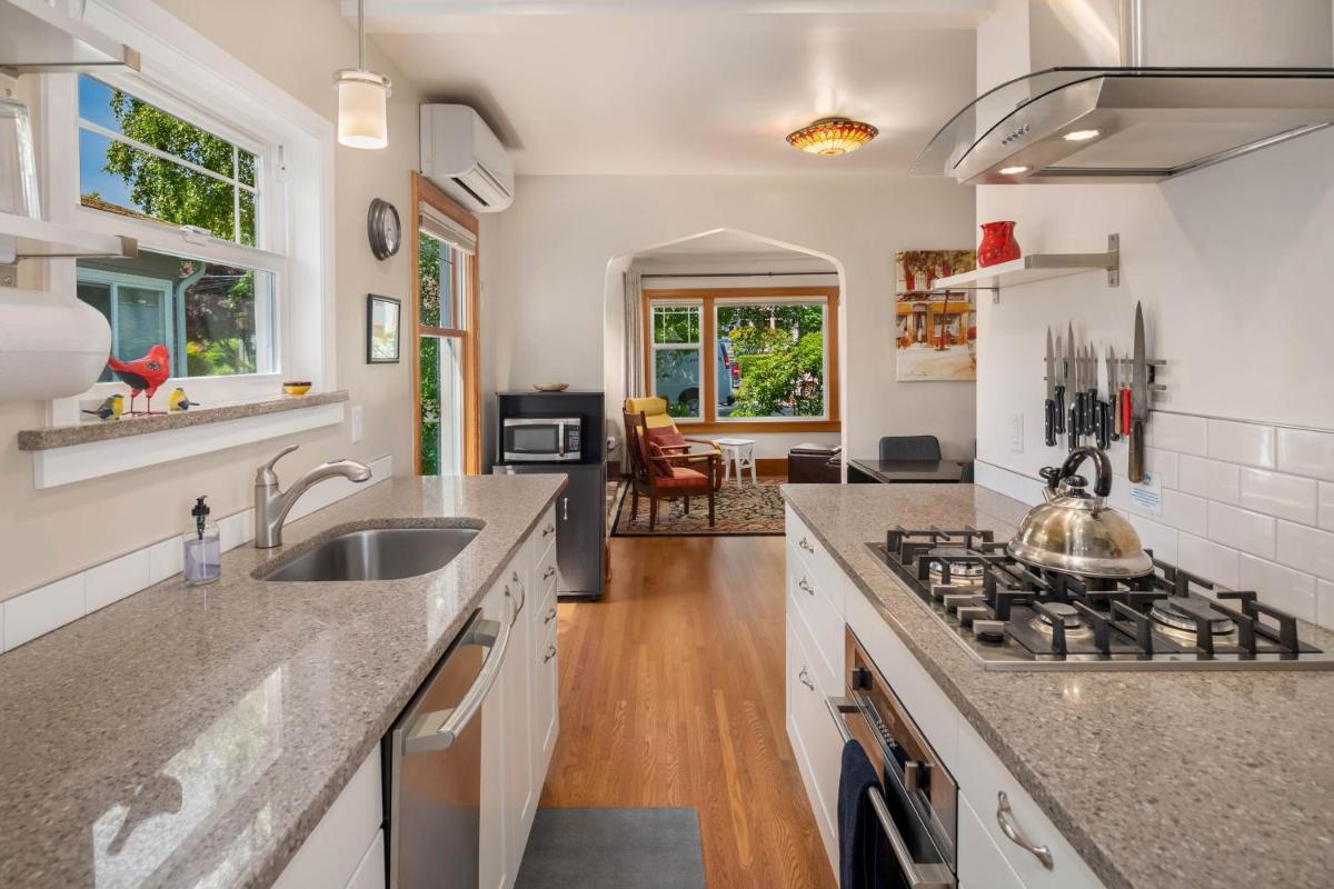 Birch Tree Cottage - 3 Bed 2 Bath Vacation home in Seattle - image 3