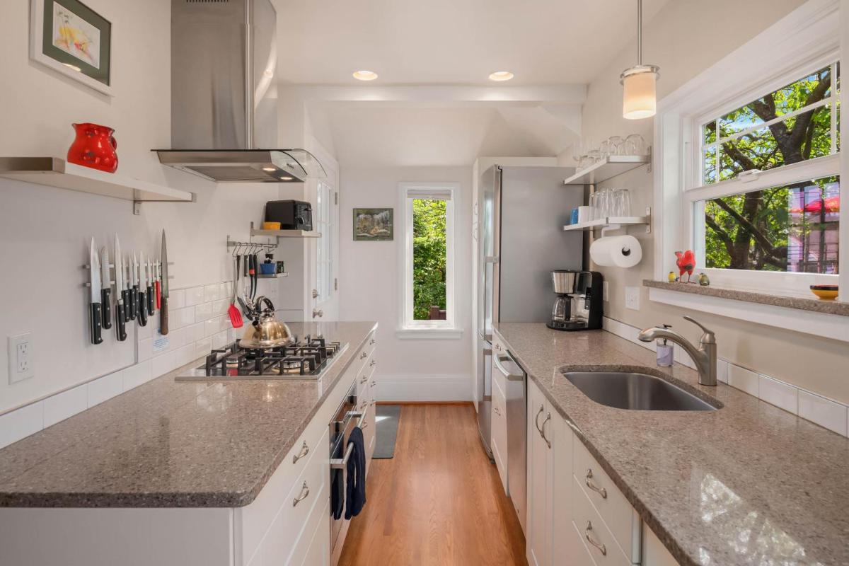 Birch Tree Cottage - 3 Bed 2 Bath Vacation home in Seattle - image 5